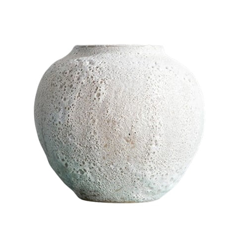 Vase céramique artisanale effet pierre poreuse modèle S sur fond blanc