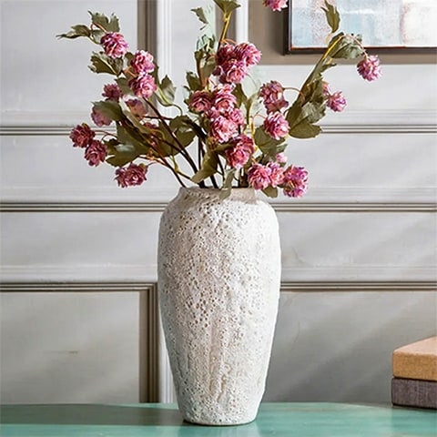 Vase en céramique artisanale effet pierre poreuse modèle L avec fleurs