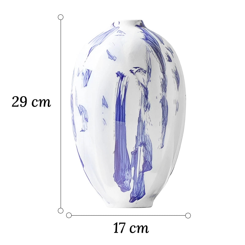 Vase Artistique Blanc aux Motifs Bleus Peint à la Main dimensions du modèle A 29cm sur fond blanc.