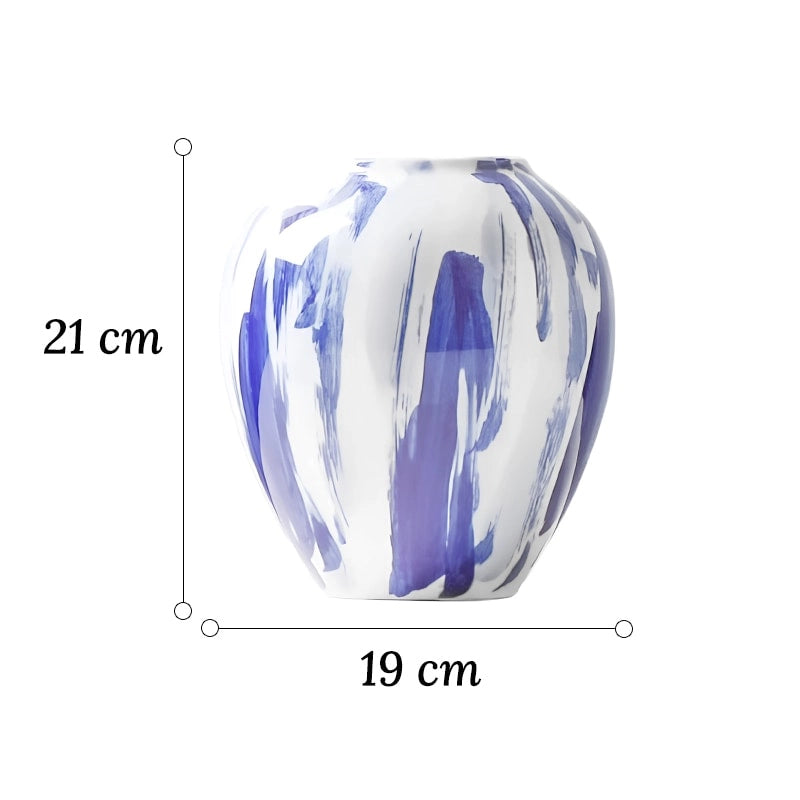 Vase Artistique Blanc aux Motifs Bleus Peint à la Main dimensions du modèle C 21cm sur fond blanc.