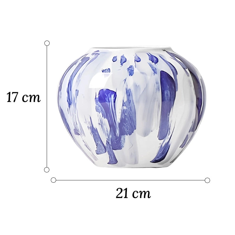 Vase Artistique Blanc aux Motifs Bleus Peint à la Main dimensions du modèle D 17cm sur fond blanc.