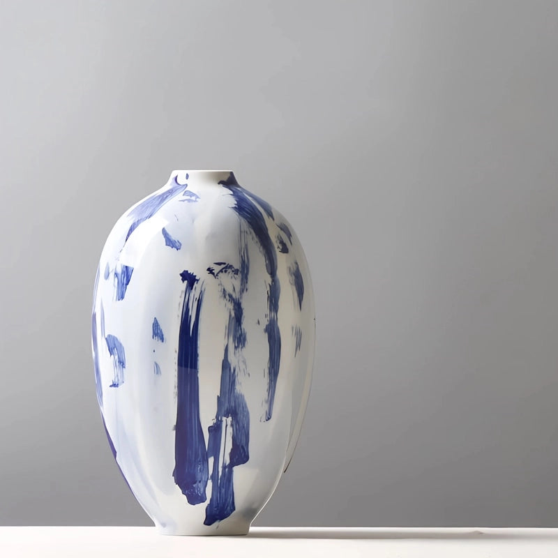 Vase Artistique Blanc aux Motifs Bleus Peint à la Main présentation du modèle A sans fleurs sur une table.