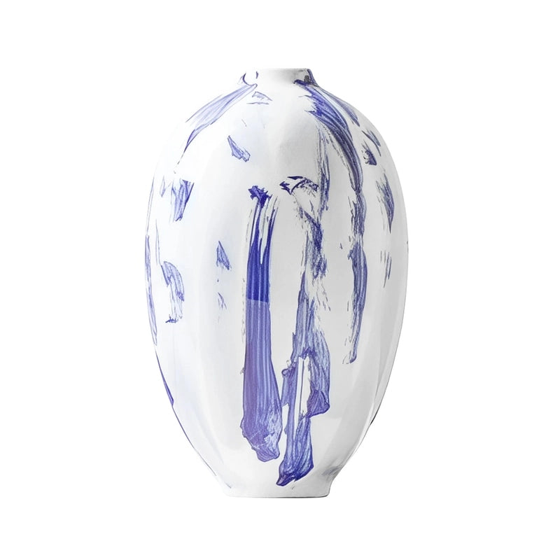 Vase Artistique Blanc aux Motifs Bleus Peint à la Main présentation du modèle A sur fond blanc sans fleurs.