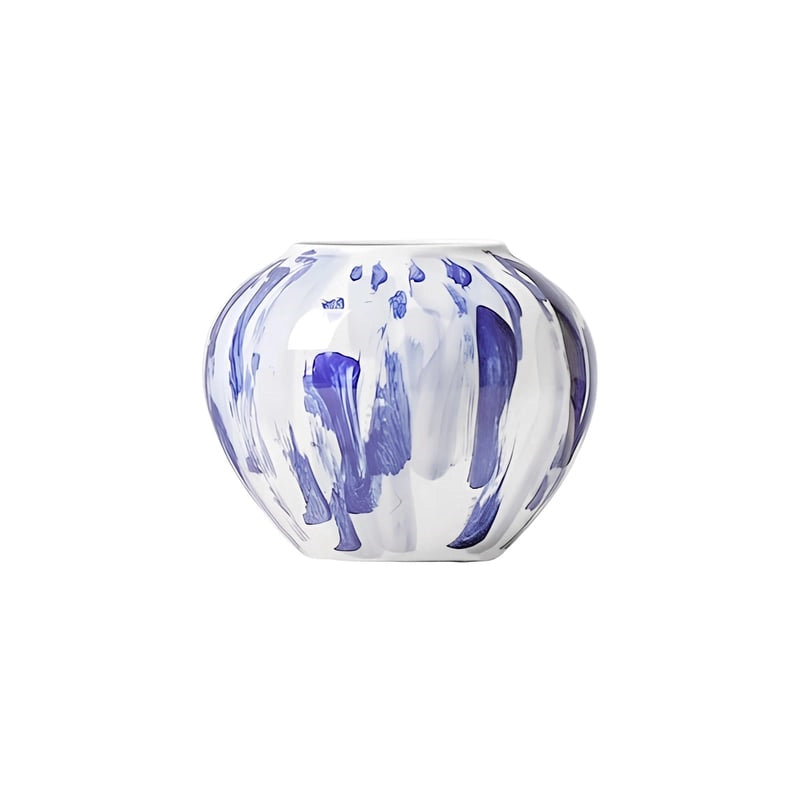 Vase Artistique Blanc aux Motifs Bleus Peint à la Main présentation du modèle D sur fond blanc sans fleurs.