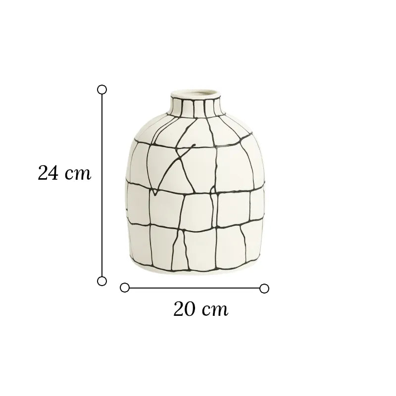 Vase Artistique Blanc aux Lignes Abstraites Noires, dimensions du modèle B 24 cm sur fond blanc.