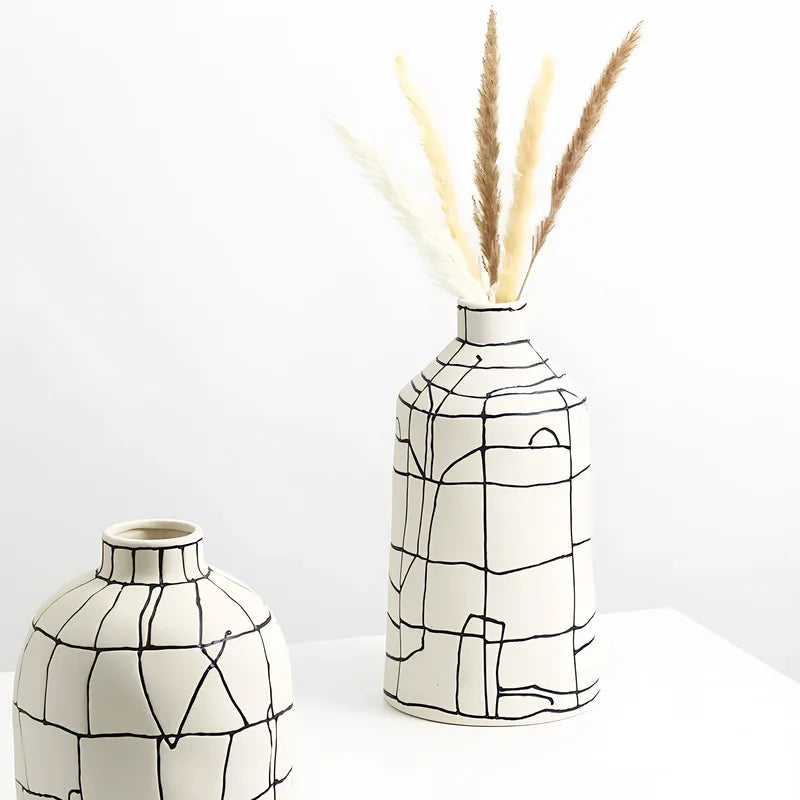 Vase Artistique Blanc aux Lignes Abstraites Noires, présentation des modèles B sans fleurs et A avec fleurs séchées.