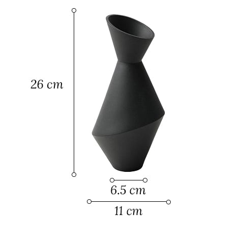 Vase asymétrique nordique en céramique modèle Noir avec dimensions sur fond blanc