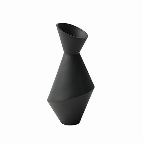 Vase asymétrique nordique en céramique présentation du modèle Noir sur fond blanc