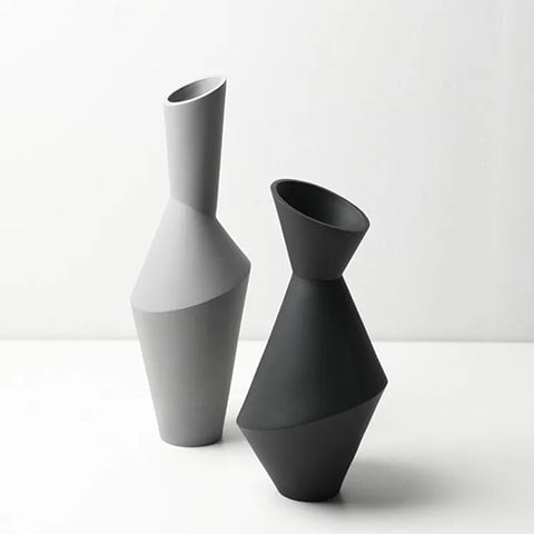 Vase asymétrique nordique en céramique modèles Gris et Noir sur une table blanche présentation