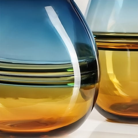 Vase bicolore orange et bleu en verre détails du bas et du dégradé de couleurs 