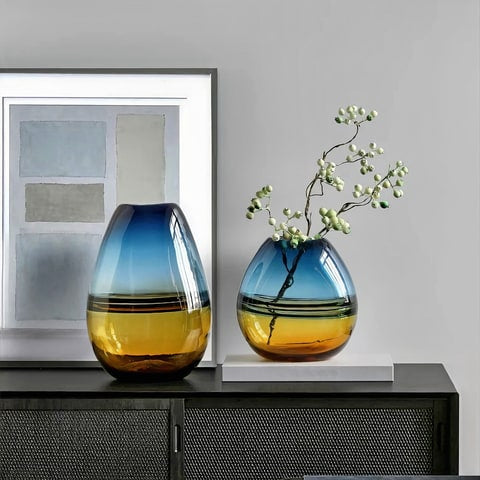 Vase bicolore orange et bleu en verre présentation modèles S et L avec fleurs sur meuble