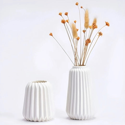 Vase Blanc Décoratif Style Origami en céramique présentation des modèles d et c avec fleurs sur une table blanche.