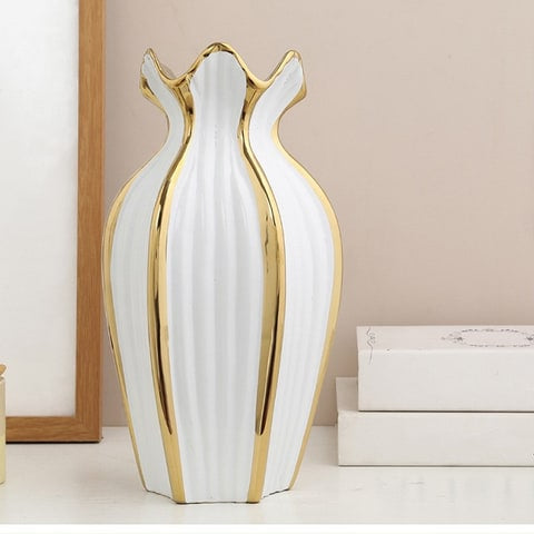 Vase blanc design chaloupé lignes dorées en céramique présentation modèle L