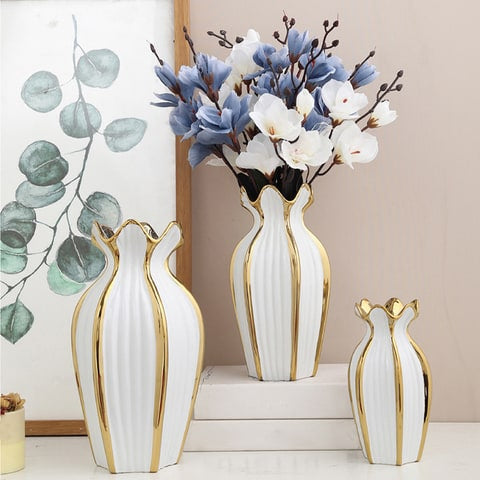Vase blanc design chaloupé lignes dorées en céramique présentation tous les modèles avec fleurs