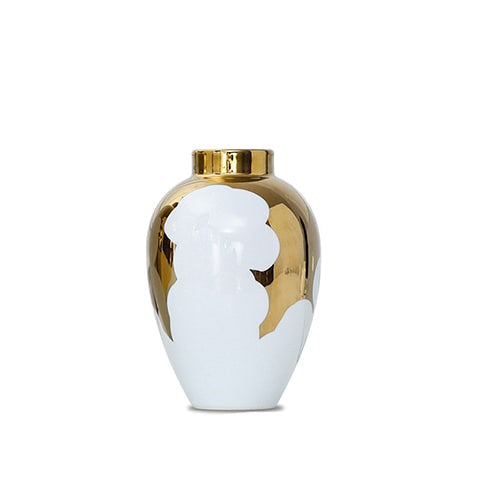 Vase blanc et or motif feuilles de houx présentation du modèle Petit sans fleurs sur fond blanc