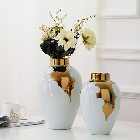 Vase blanc et or motif feuilles de houx présentation des modèles Petit et Grand avec détail de la feuille de houx dorée