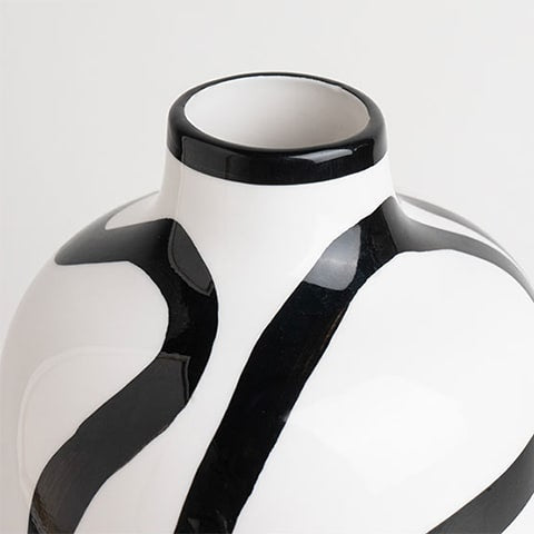 Vase blanc lignes abstraites noires design détails du col