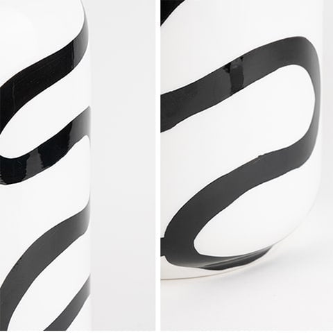 Vase blanc lignes abstraites noires design détails des lignes