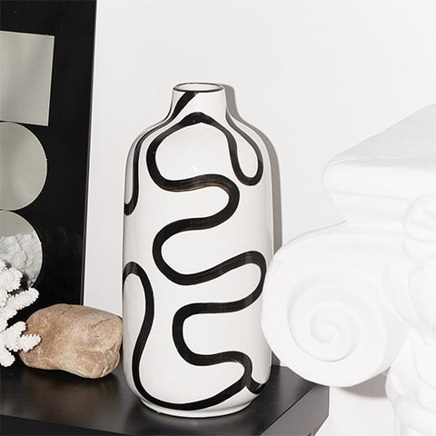 Vase blanc lignes abstraites noires design présentation sur table sans fleurs avec ornements