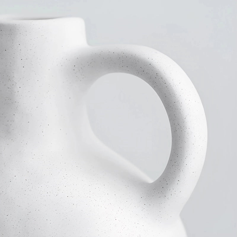 Vase Blanc Moucheté Forme Cruche avec Anse présentation de la anse vue de près.