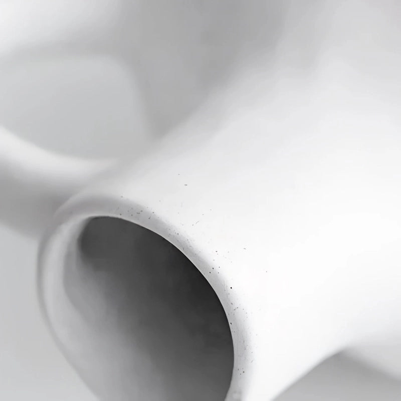 Vase Blanc Moucheté Forme Cruche avec Anse présentation du col vu de près.