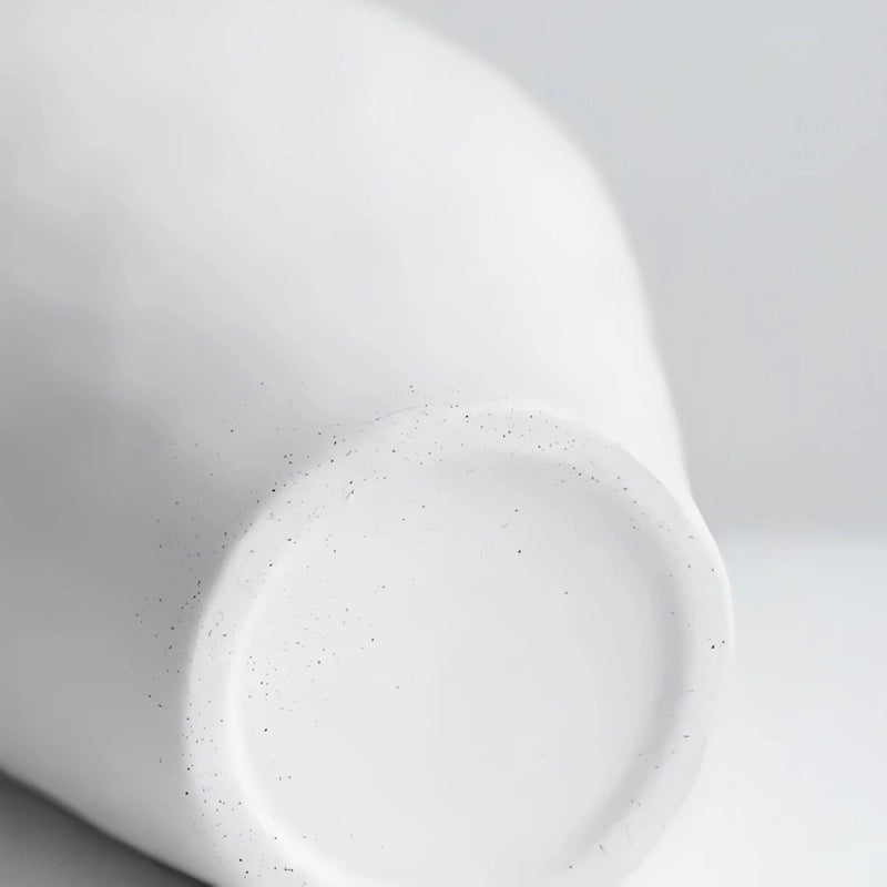 Vase Blanc Moucheté Forme Cruche avec Anse présentation du pied vu de près.