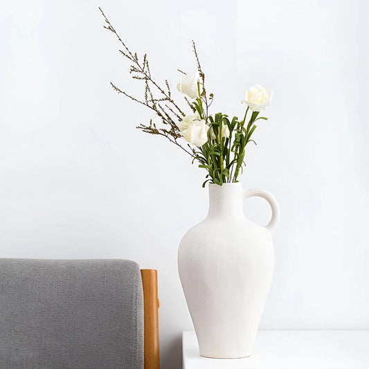 Vase Blanc Moucheté Forme Cruche avec Anse présentation sur une table blanche avec bouquet de fleurs.