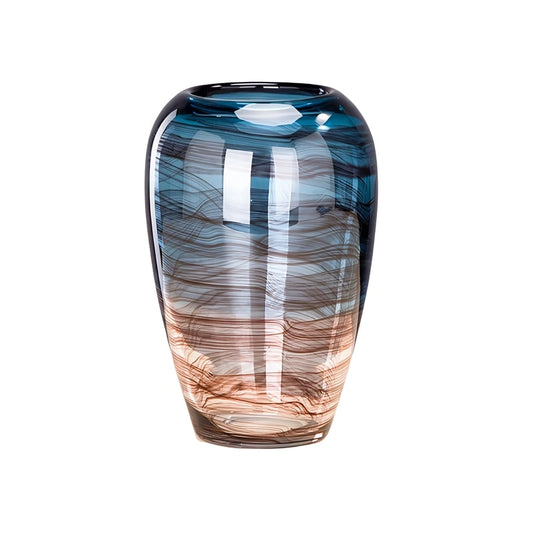 Vase Bleu Nuancé Élégant en verre modèle A sans fleurs sur fond blanc.