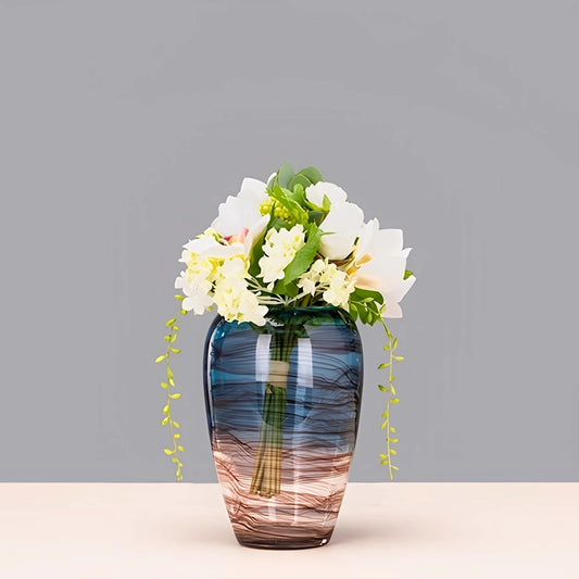 Vase Bleu Nuancé Élégant en verre, présentation du modèle A avec bouquet de fleurs blanches sur une table.