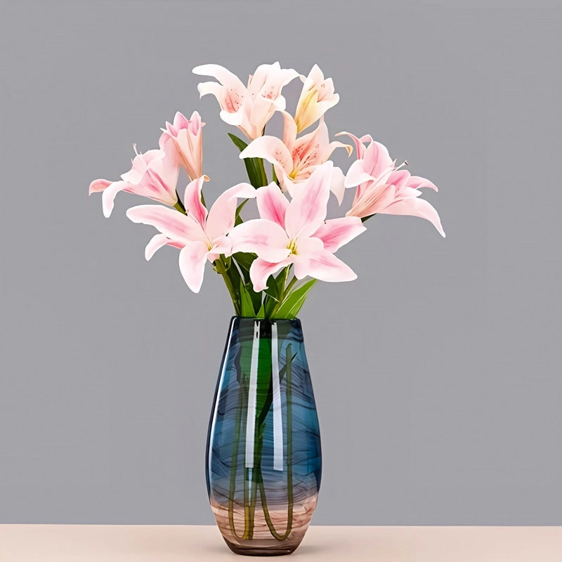 Vase Bleu Nuancé Élégant en verre, présentation du modèles C avec fleurs sur une table.