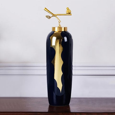 Vase bleu et or moderne luxueux présentation du modèles L sans fleurs sur une table