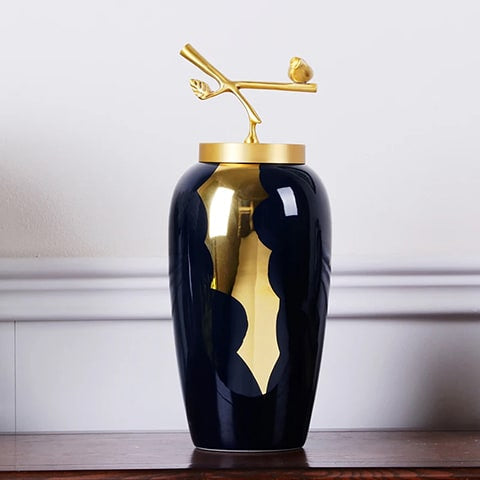 Vase bleu et or moderne luxueux présentation du modèles M sans fleurs sur une table