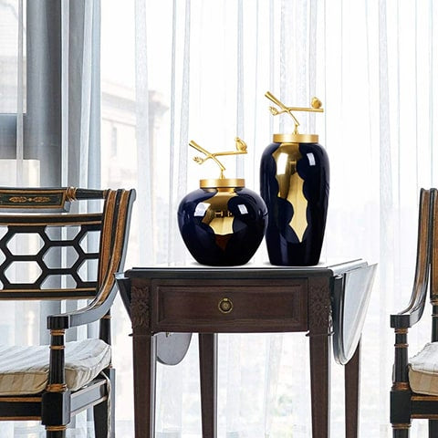 Vase bleu et or luxueux modèles S et M sans fleurs sur une table en bois à volets rabattables