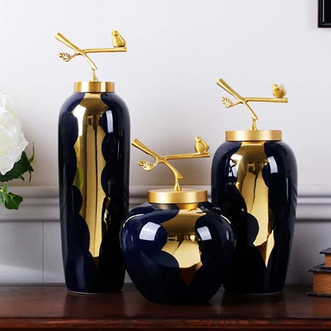 Vase bleu et or moderne luxueux présentation de tous les modèles sur table en bois mise en scène