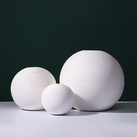 Vase boule blanc minimaliste en céramique présentation de tous les modèles sans fleurs côte à côte sur table blanche