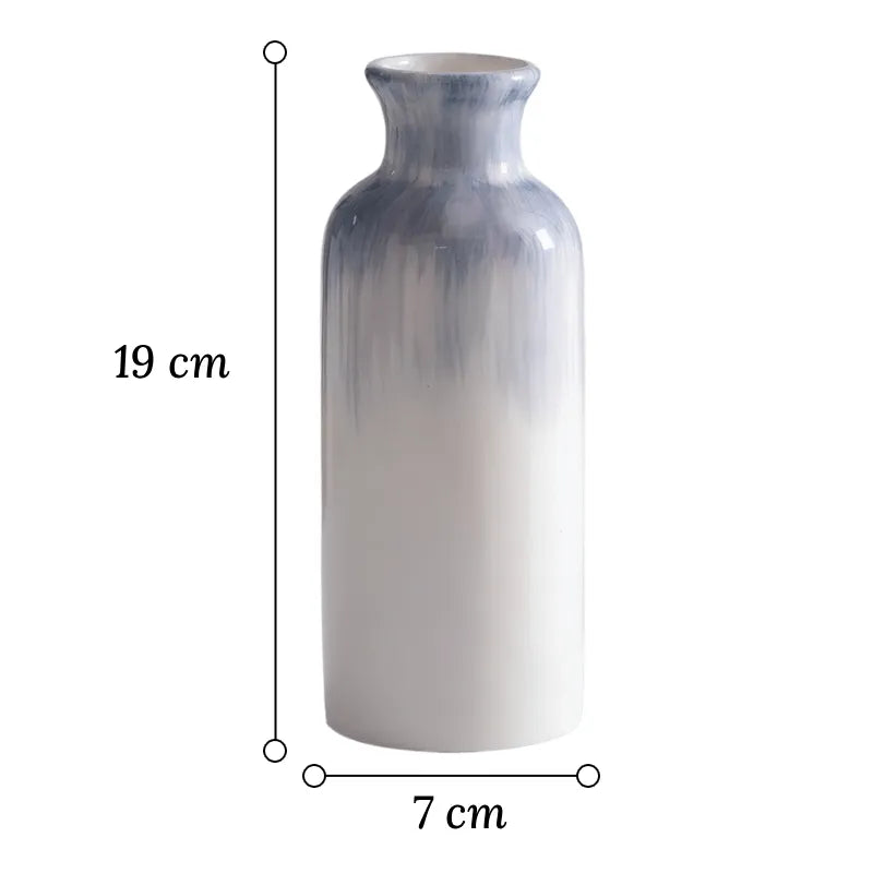 Vase Bouteille Blanc et Bleu Peint à la Main dimensions du modèle B 19 cm sur fond blanc.