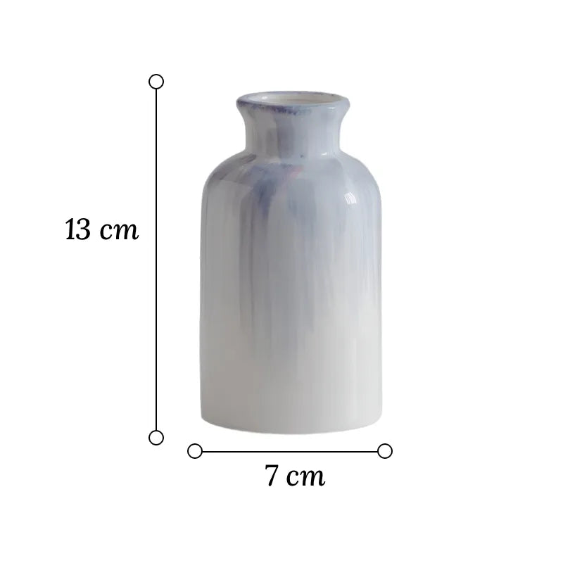 Vase Bouteille Blanc et Bleu Peint à la Main modèle dimensions du modèle A 13 cm sur fond blanc.