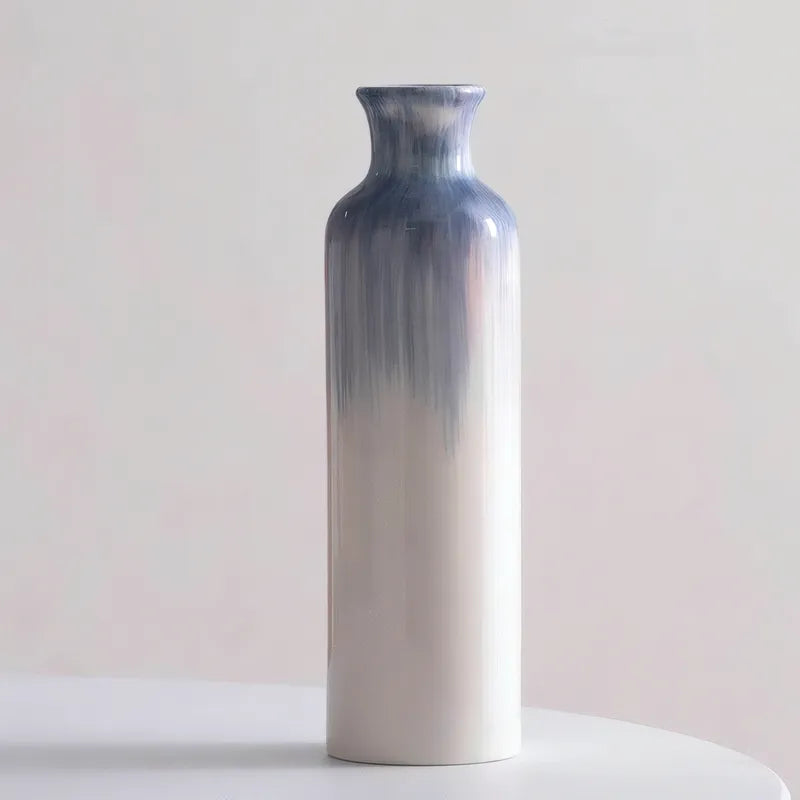 Vase Bouteille Blanc et Bleu Peint à la Main, présentation du modèle C sans fleurs sur une table blanche.