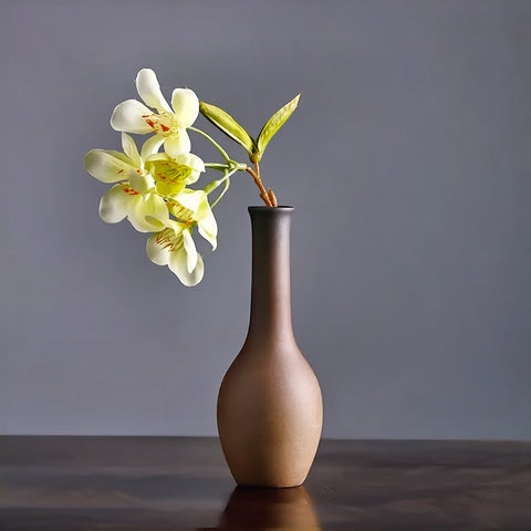 Vase bouteille en grès émaillé bicolore en céramique présentation modèle C avec fleurs