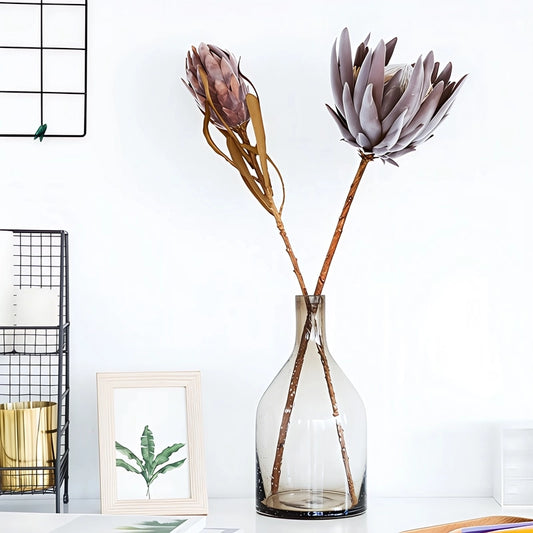 Vase Bouteille Verre Bullé Coloré en verre, présentation sur une table du modèle A marron avec fleurs séchées.