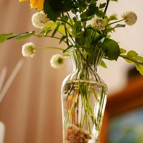 Vase Chaloupé Strié à Collerette en Verre présentation avec fleurs zoomé.