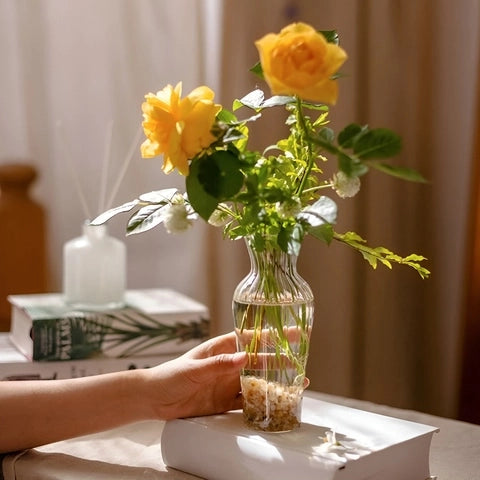 Vase Chaloupé Strié à Collerette en Verre, présentation mise en scène tenu en main.