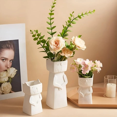 Vase Chat Blanc Design Créatif en Céramique présentation des modèles M et S avec roses sur une table