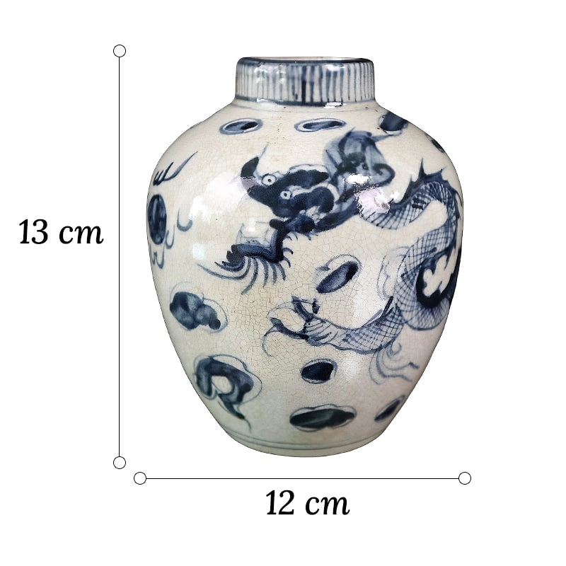 Vase Chinois Antique Bleu et Blanc Motif Dragon dimensions 13 cm sur fond blanc sans fleurs.