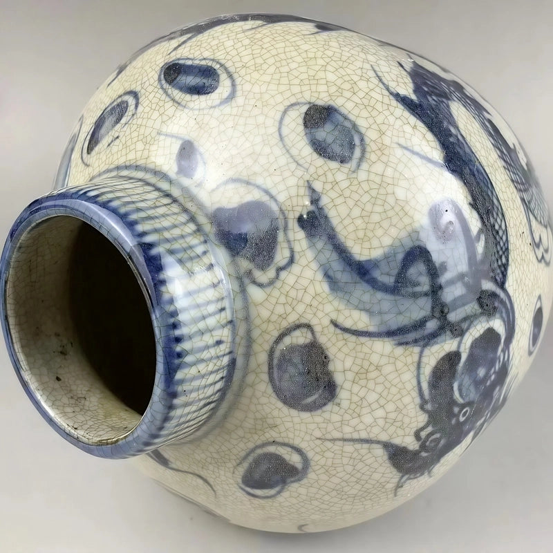 Vase Chinois Antique Bleu et Blanc Motif Dragon, présentation des détails du col couché sans fleurs.