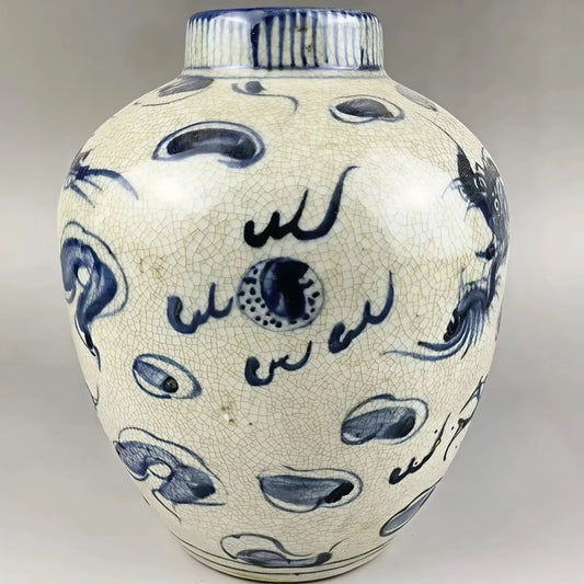 Vase Chinois Antique Bleu et Blanc Motif Dragon, présentation des détails des motifs.