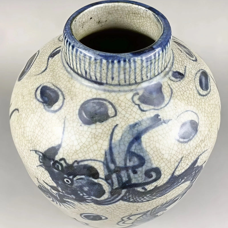 Vase Chinois Antique Bleu et Blanc Motif Dragon, présentation des détails, vu du dessus.