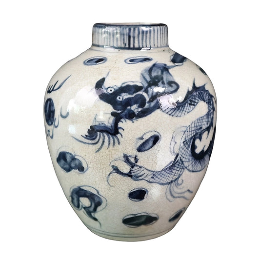 Vase Chinois Antique Bleu et Blanc Motif Dragon, présentation sur fond blanc, sans fleurs.