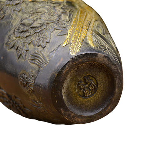 Vase chinois motif oiseaux dorés détails zoom pied du vase avec signature