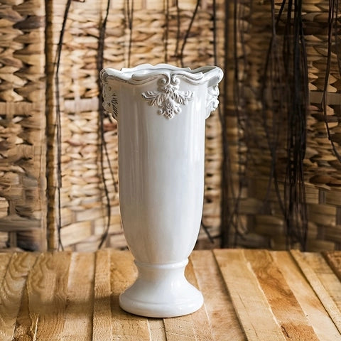 Vase Colonne Blanche sur Pied en Céramique présentation sans fleurs sur une table en bois.
